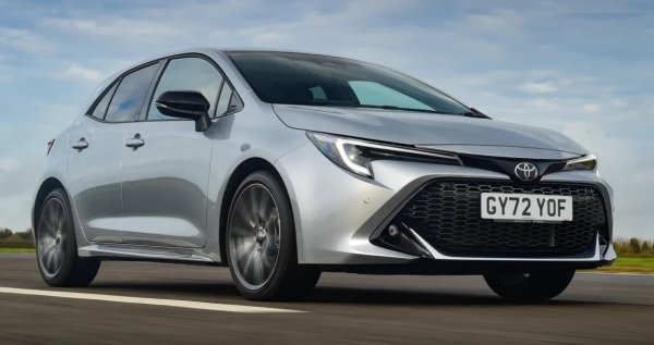 Toyota Corolla e високо ценена по целия свят и е странно, че цели 17 години не се предлагаше в Обединеното кралство, тъй като беше заменена от Auris. Но и там бързо върна челните си позиции.

Предлагат се два икономични бензинови двигателя: 1,8-литров бензинов хибрид със 138 к.с. и 2,0-литров бензинов хибрид със 193 к.с. И двата са ефективни и сравнително екологични.
Въпреки че Corolla не е толкова забавна за шофиране като Golf или Focus, возията е изискана и шумът от вятъра е добре заглушен на магистрала. Интериорът е един от най-добрите в своя клас с меки на допир материали и модерен дизайн. 

Въпреки това, ако имате нужда от допълнително пространство в кабината и багажника, Corolla се предлага и като комби, което беше обявено за номер 1 на Острова миналата година.

Минуси
• Съперниците предлагат повече място в багажника
• Ограничено пространство за пътници отзад
• Няма plug-in хибридна опция